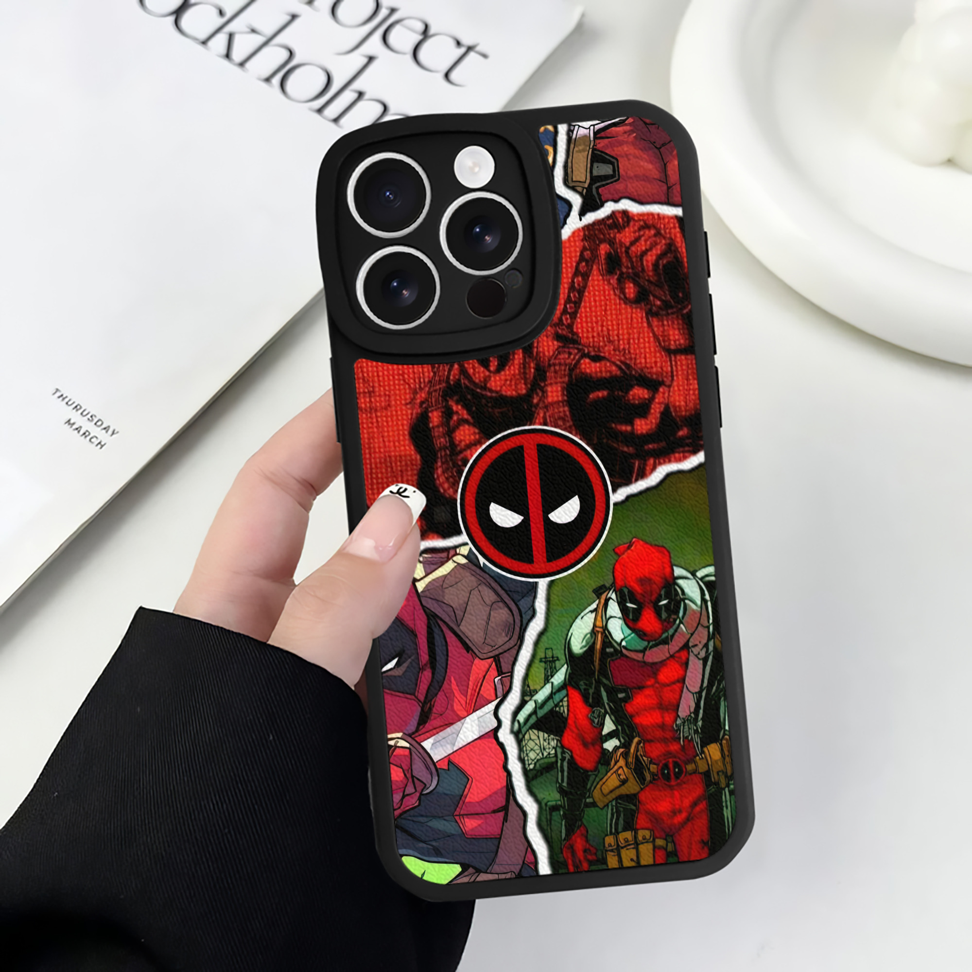 （画像用） Deadpool デッドプール 【iPhone 16シリーズ対応】シリコンスマホケース（レザー調） 材質：シリコン